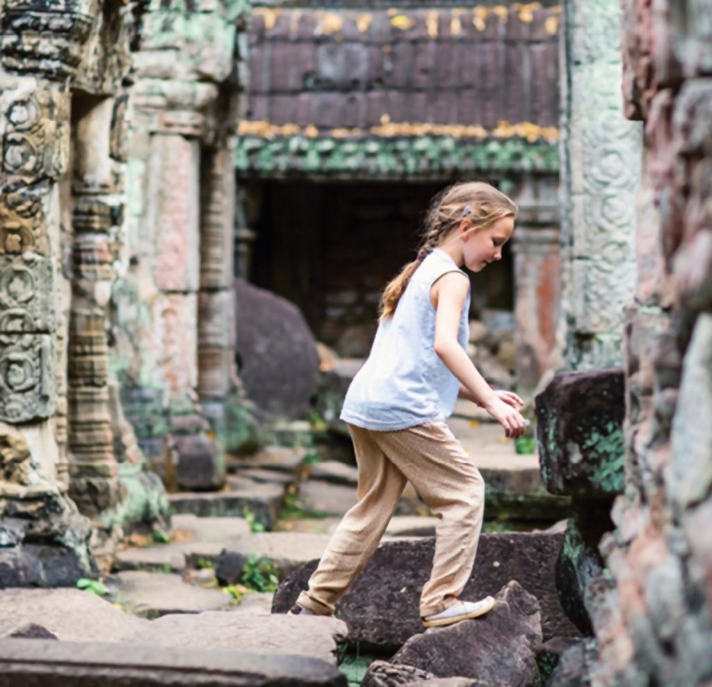 Jeune fille qui joue aux temples d’Angkor – Slow Trotteurs