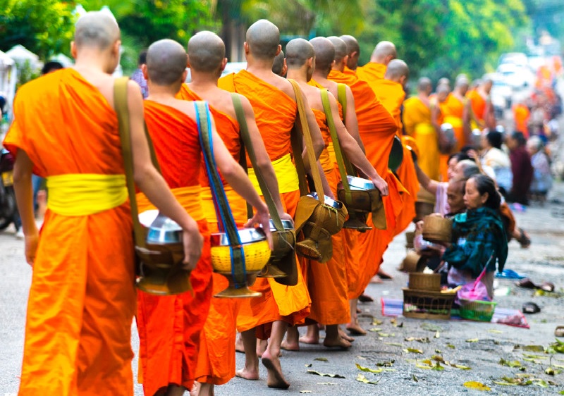 Expérience 5 Assister à la tradition des offrandes aux moines à l’aube