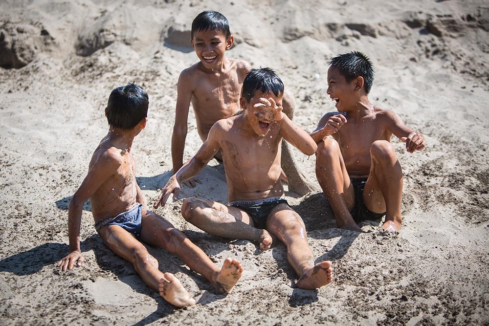 Voyage responsable Laos croisière laos Thailande enfants qui jouent