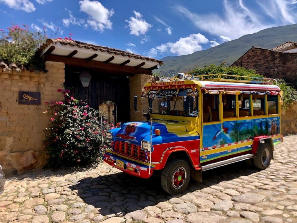 Colombie Hotel Casa Terra Villa De Leyva Bus multicolore – Slow Trotteurs