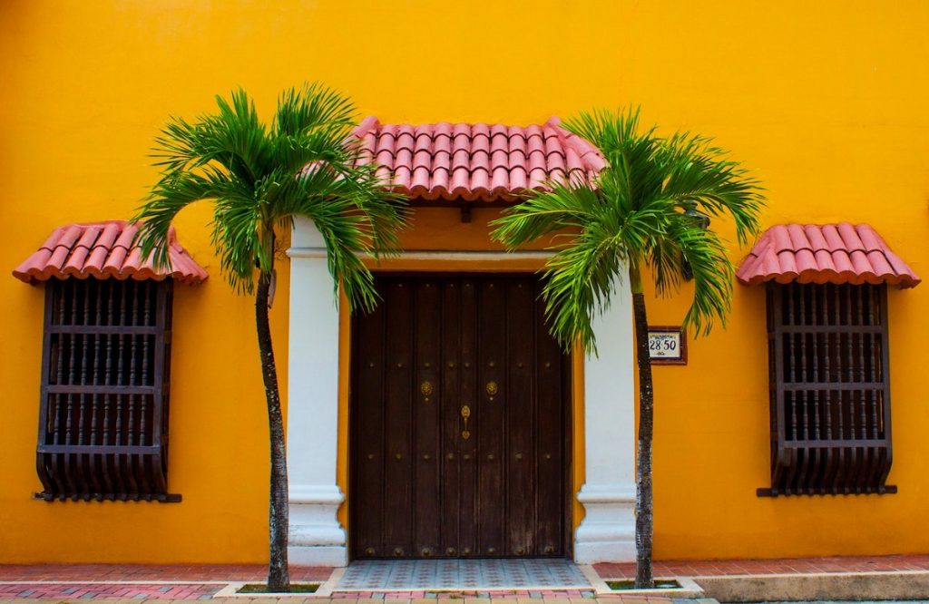 Colombie Maison jaune colorée – Slow Trotteurs